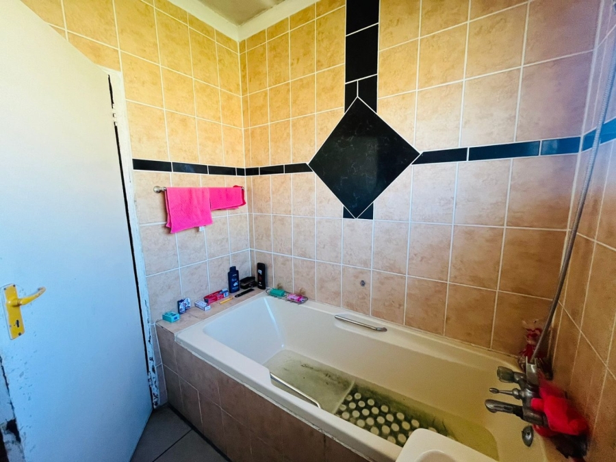 3 Bedroom Property for Sale in Molifi Tau Kloof Free State